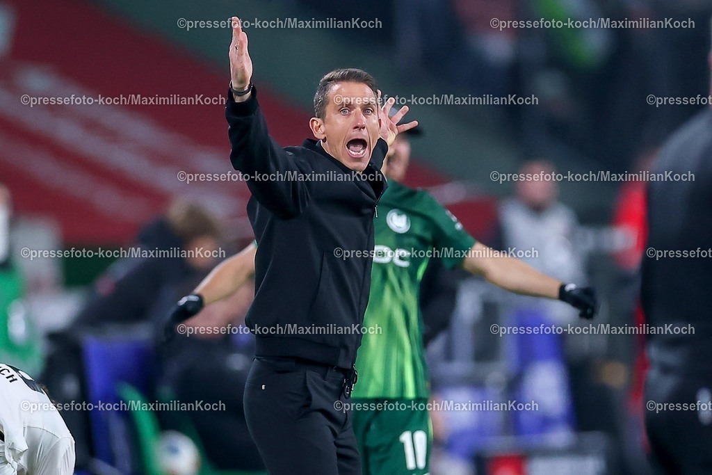 BMG13122502159 | 13.12.2025, Fußball, Borussia Mönchengladbach - VfL Wolfsburg, 1. Fußball Bundesliga, 14.Spieltag, Borussia-Park, Saison 2025 2026: Interimstrainer Daniel Bauer (VfL Wolfsburg #hc) wild gestikulierend am Spielfeldrand  DFB regulations prohibit any use of photographs as image sequences and or quasi-video.