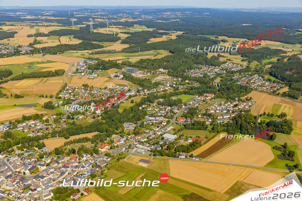 Luftaufnahme der Stadt Marktleuthen - Die Luftaufnahme wurde 2025 vom UL-Flugzeug heraus erstellt ( keine Drohne ) - Hochauflösende Luftaufnahme - für professionelle Ausdrucke geeignet. Die Geschenkidee !Mit Lizenz und Bildrechte bestellbar