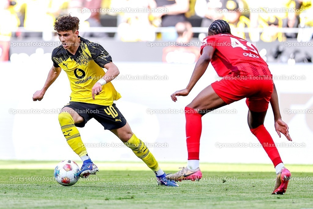 BVB26042601017 | 26.04.2026, Fußball, Borussia Dortmund - SC Freiburg, 1. Fußball Bundesliga, 31. Spieltag, Signal Iduna Park, Saison 2025 2026: Samuele Inacio (BVB #40) im Zweikampf gegen  Bruno Ogbus&nbsp;(SC Freiburg #43) DFB regulations prohibit any use of photographs as image sequences and or quasi-video.