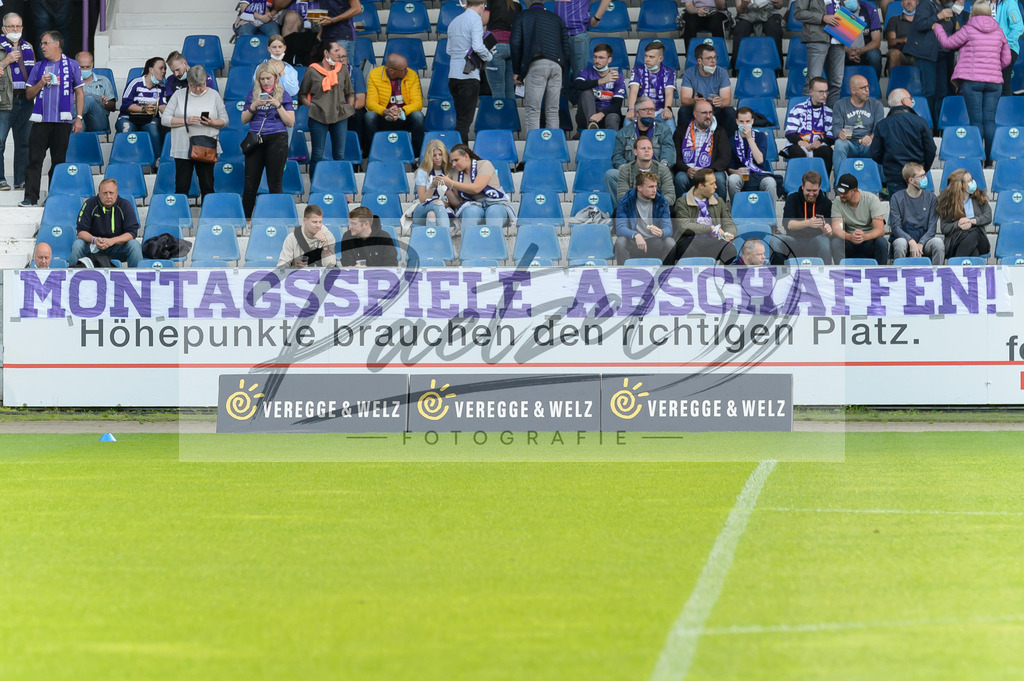 OSNVKO2021090620210906_238 | Fussball, Herren: . Banner mit dem Slogan "Montagsspiele abschaffen!" beim Spiel der 3. Liga zwischen VfL Osnabrueck und FC Viktoria Koeln im Stadion an der Bremer Bruecke am 06.09.2021 in Osnabrueck, Deutschland.DFB / DFL REGULATIONS PROHIBIT ANY USE OF PHOTOGRAPHS AS IMAGE SEQUENCES AND/OR QUASI-VIDEO. - Realisiert mit Pictrs.com
