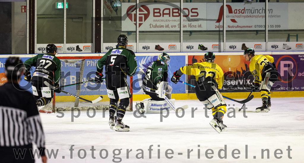 2022-11-20_106_TSV_Erding_gegen_ERSC_Amberg | Erding, Deutschland, 20.11.2022:
Eishockey, Bayernliga 2022 / 2023, 15. Spieltag, TSV Erding gegen ERSC Amberg, Endergebnis: 5:1

Mark Waldhausen (Erding Gladiators, #27), Florian Zimmermann (Erding Gladiators, #5), Torwart Thomas Hingel (Erding Gladiators, #33), Brett Mennear (ERSC Amberg, #22), Shawn Campbell (ERSC Amberg, #28)

Foto: Christian Riedel / fotografie-riedel.net