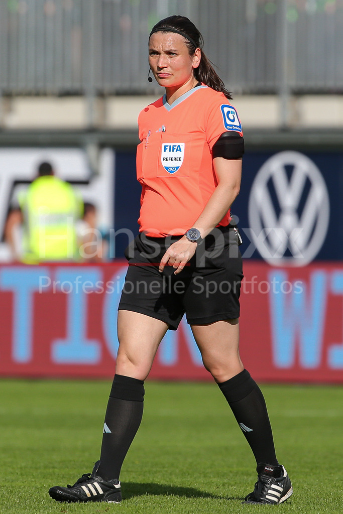 Fussball, Google Pixel Frauen-Bundesliga, VfL Wolfsburg - Bayer 04 Leverkusen | v.li.: FIFA-Schiedsrichterin Angelika Söder, DIE DFB-RICHTLINIEN UNTERSAGEN JEGLICHE NUTZUNG VON FOTOS ALS SEQUENZBILDER UND/ODER VIDEOÄHNLICHE FOTOSTRECKEN. DFB REGULATIONS PROHIBIT ANY USE OF PHOTOGRAPHS AS IMAGE SEQUENCES AND/OR QUASI-VIDEO.