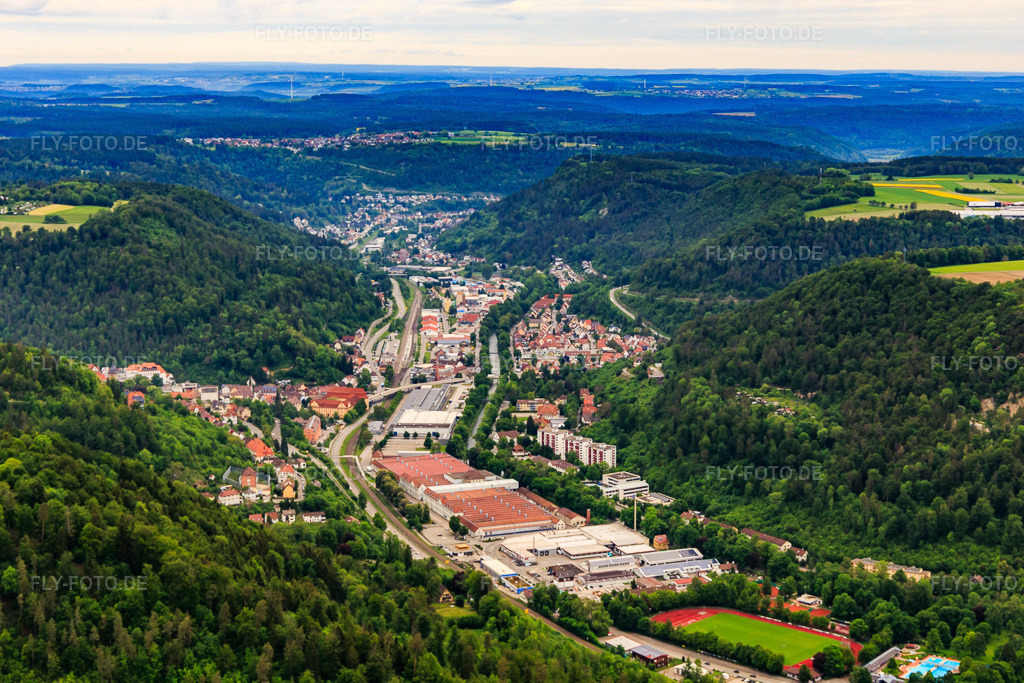 Luftbild: Ortsansicht im Neckartal aus Süden in Oberndorf am Neckar im Bundesland Baden-Württemberg in Deutschland. Foto: IMG_114616.jpg vom 31.05.2019 durch Werner Riehm/FLY-FOTO.de