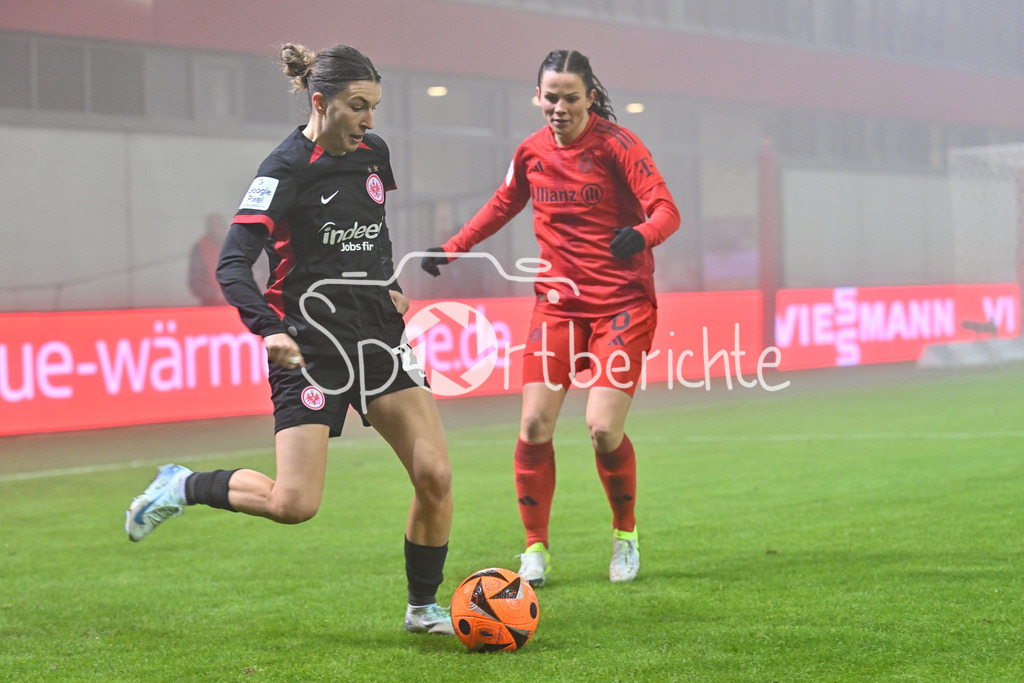 FC Bayern München Frauen - SG Eintracht Frankfurt Frauen | Im Duell Barbara DUNST (Eintracht Frankfurt Frauen 28) und Tuva HANSEN (FCB #6) / Zweikampf / Google Pixel Frauen Bundesliga: FC Bayern Muenchen - Eintracht Frankfurt, FC Bayern Campus am 04.11.2024
