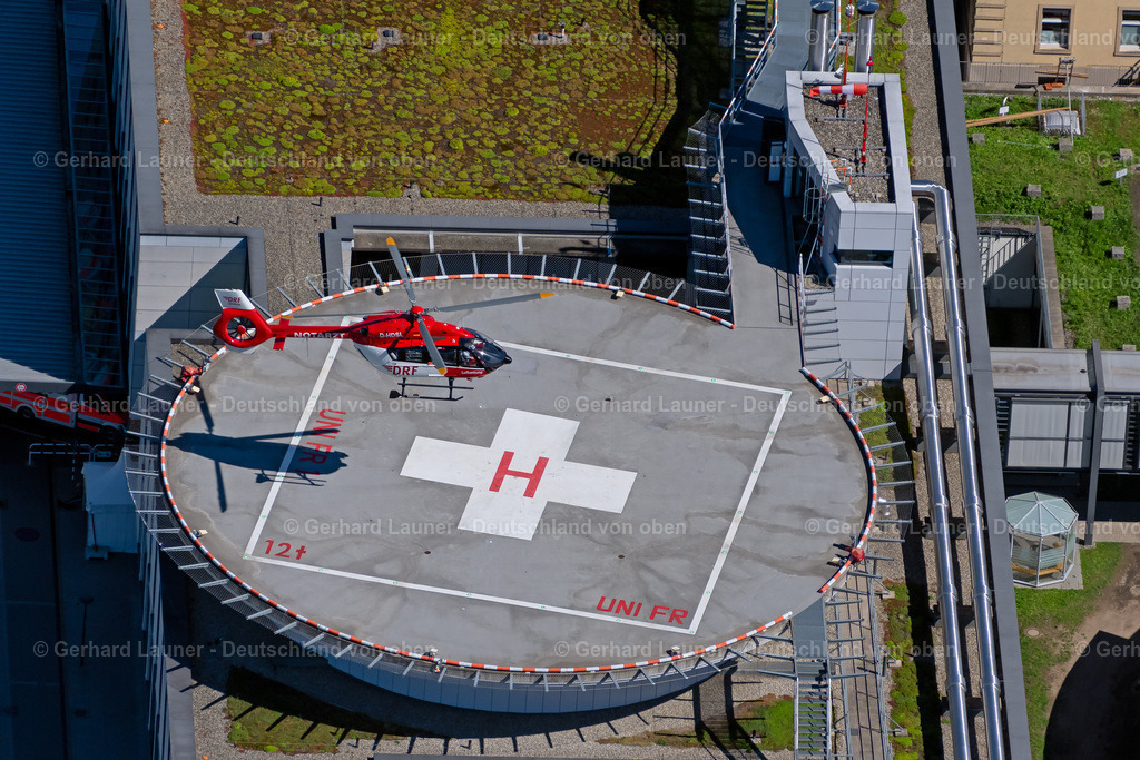 4033507 | FREIBURG IM BREISGAU 30.06.2020 Helikopter- Hubschrauber- Landeplatz am Klinikgelände des Krankenhauses Uniklinik in Freiburg im Breisgau im Bundesland Baden-Württemberg, Deutschland. Weiterführende Informationen bei: Universitätsklinikum Freiburg. // Helicopter helipad on the clinic grounds of the hospital Uniklinik in Freiburg im Breisgau in the state Baden-Wuerttemberg, Germany. Further information at: Universitaetsklinikum Freiburg. Foto: Gerhard Launer