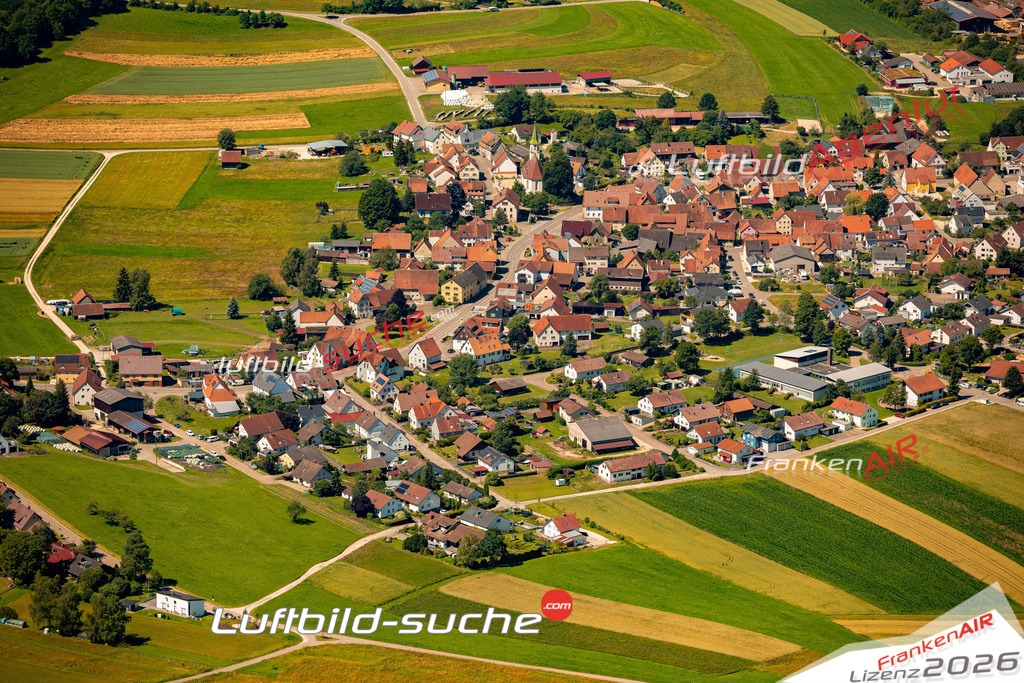 Das Luftbild zeigt : Kleinengstingen Engstingen - Die Luftaufnahme wurde 2024 vom UL-Flugzeug aus erstellt ( keine Drohne ) - Hochauflösende Luftaufnahme - Für grossformatige Ausdrucke geeignet. Die Geschenkidee !Mit Lizenz und Bildrechte bestellbar