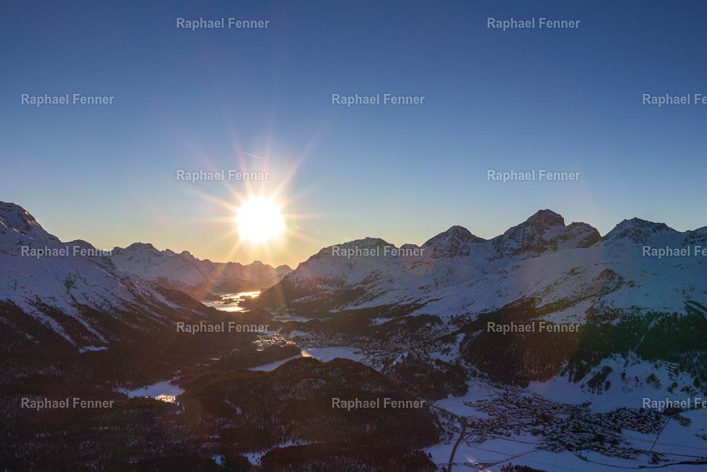 Sonnenuntergang ober den verschneiten Engadiner Berge | Erlebe eindrucksvolle Landschaftsfotografie aus dem Engadin und darüber hinaus. Raphael Fenner bietet zudem professionelle Fotoaufträge für Hochzeiten, Porträts und Unternehmen. Jetzt entdecken und inspirieren lassen!