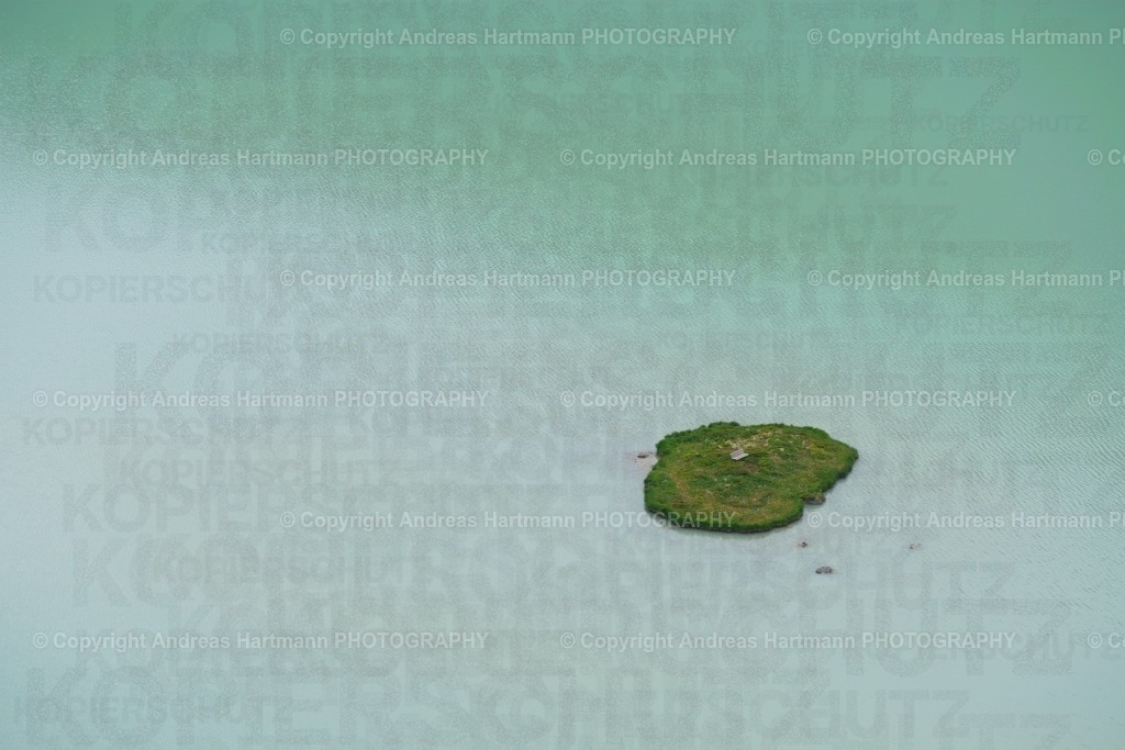 Rifflsee  | Insel mit Bank im Rifflsee  - Realisiert mit Pictrs.com