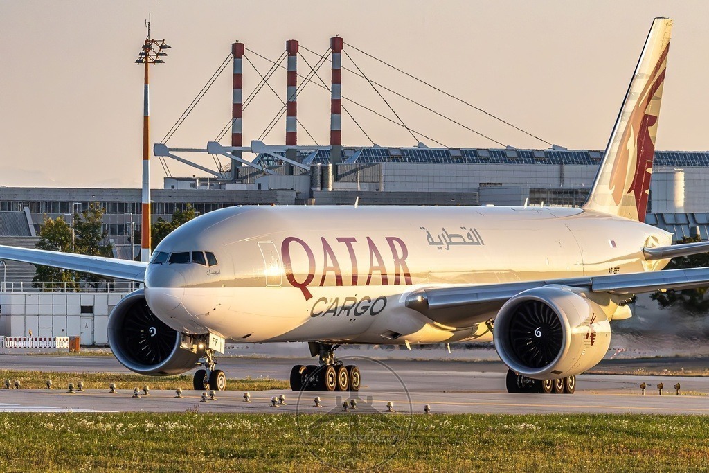 QR8030-B77L-A7-BFF-MUC-RFD-20230925-1-TPAI-enhance-2x | Browse breathtaking aviation photography and order high-quality prints from AviatoRay's gallery. Perfect for enthusiasts and collectors. - Realisiert mit Pictrs.com