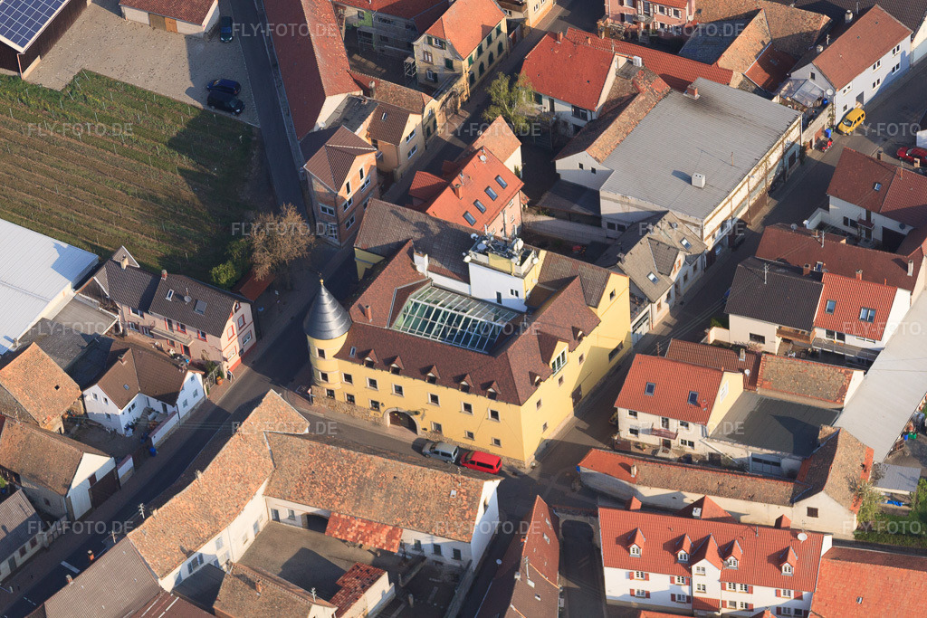 Luftbild: Weingut Werner Pfleger mit verglastem Innenhof in Herxheim am Berg im Bundesland Rheinland-Pfalz in Deutschland. – Foto: IMG_49655.jpg vom 13.04.2012 durch Werner Riehm/FLY-FOTO.de – Auflösung des Originals: 4752 x 3168 px – Weingut Werner Pfleger - Weingut Werner Pfleger