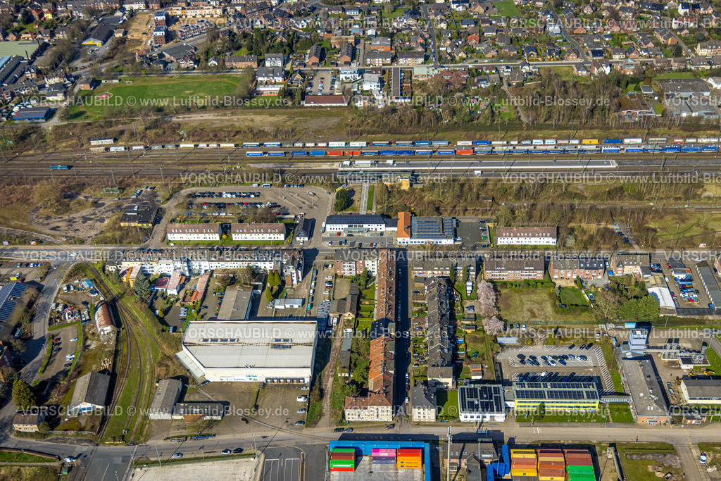 Emmerich240313088 | Luftbild, Hbf Bahnhof Emmerich mit neuem Bahnsteig und Bahnhofsvorplatz, Güterzüge, Ausbau der Betuweroute und Betuwe-Linie Eisenbahnstrecke, Emmerich, Emmerich am Rhein, Nordrhein-Westfalen, Deutschland