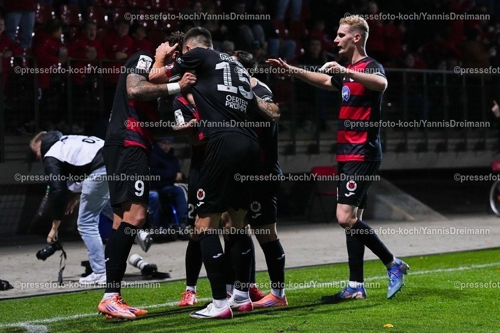 xYDR31102501075 | 31.10.2025, xydrx, Fußball, 3.Liga, FC Viktoria Köln - FC Ingolstadt 04, Saison 2025 2026, Sportpark Höhenberg: Torjubel nach dem Tor zum 3:1 für den FC Viktoria Köln durch Torschütze Lex-Tyger Lobinger (FC Viktoria Köln #9) zusammen mit dem Team  DFB regulations prohibit any use of photographs as image sequences and or quasi-video.