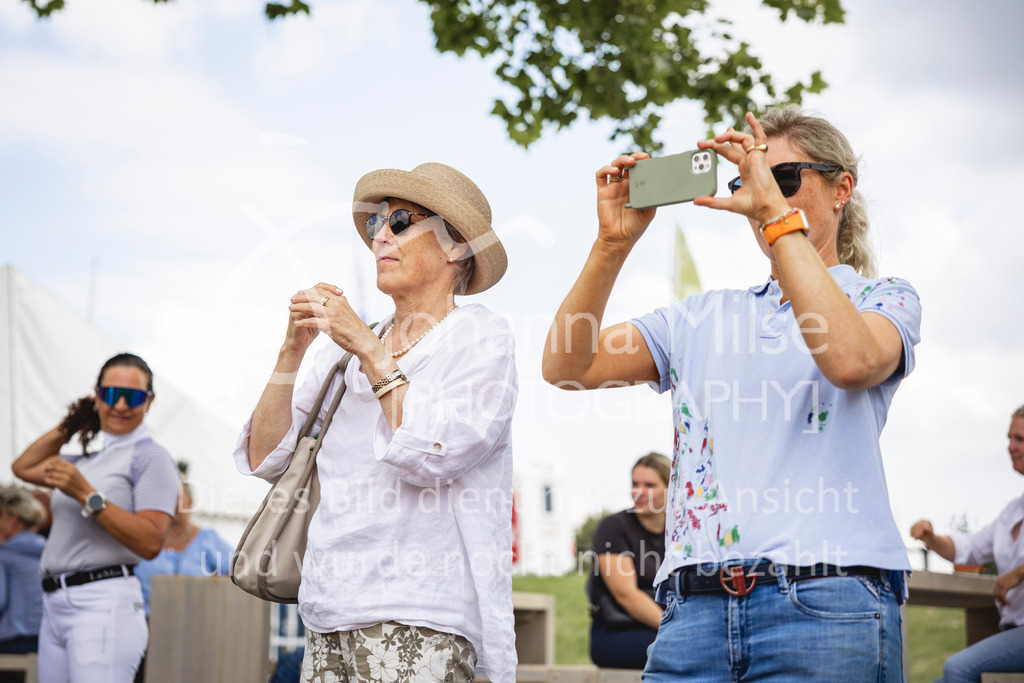 240711_BHO_Friendship-390 | Deine schönsten Turniermomente als professionelle Fotos! Entdecke hochwertige Pferdesport-Fotografie im Online-Shop. Jetzt Fotos finden & bestellen!