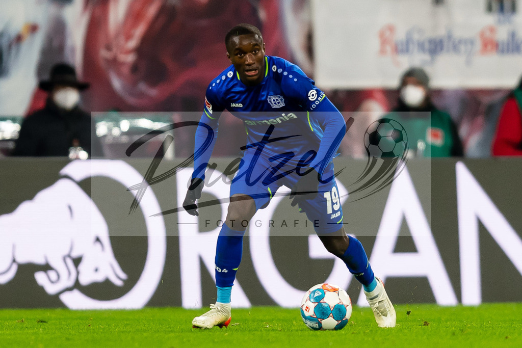 RBLLEV20211128_139 | Fussball, Herren: Moussa Diaby (Bayer 04 Leverkusen) in Aktion, am Ball, Einzelaktion bei dem Spiel der 1. Bundesliga zwischen RB Leipzig und Bayer 04 Leverkusen in der Red Bull Arena am 28.11.2021 in Leipzig, Deutschland.DFB / DFL REGULATIONS PROHIBIT ANY USE OF PHOTOGRAPHS AS IMAGE SEQUENCES AND/OR QUASI-VIDEO. - Realisiert mit Pictrs.com