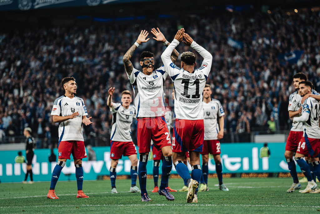 Fußball | Männer | Saison 2024/2025 | 2. Fußball-Bundesliga | 33. Spieltag | Hamburger SV vs. SSV Ulm 1846 | 10.05.2025 | v.l. Torjubel Davie Selke (#27, HSV) und Torschütze Ransford Königsdörffer (#11, HSV)