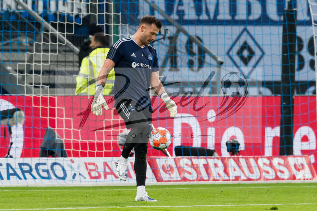 HSVSCF20220419_276 | Fussball, Herren: Torwart Daniel Heuer Fernandes (Hamburger SV) in Aktion, am Ball, Einzelaktion beim DFB-Pokal-Halbfinalspiel zwischen Hamburger SV und SC Freiburg im Volksparkstadion am 19.04.2022 in Hamburg, Deutschland.DFB / DFL REGULATIONS PROHIBIT ANY USE OF PHOTOGRAPHS AS IMAGE SEQUENCES AND/OR QUASI-VIDEO. - Realisiert mit Pictrs.com