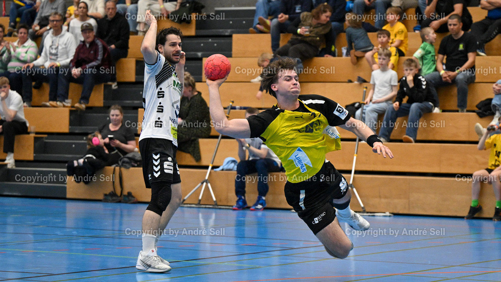 TSV Altenholz vs EHV Aue | Nicolas Kahmke (TSVA #23) vs Sebastian Paraschiv (Aue #35) / Handball 3. Liga Nord-Ost Männer 2025/2026 / TSV Altenholz vs EHV Aue / Edgar-Meschkat-Halle / Altenholz / 18.04.26 - Realisiert mit Pictrs.com