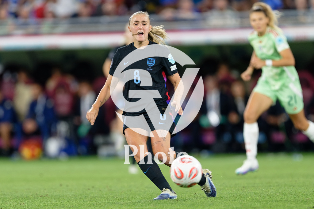 England v Italy - UEFA Women's EURO 2025 Semi-Final | GENEVA, SWITZERLAND - JULY 22:  Georgia Stanway of England passes the ball  during the UEFA Women's EURO 2025 Semi-Final match between England and Italy at Stade de Geneve on July 22, 2025 in Geneva, Switzerland. (Photo by Giuseppe Velletri/Sports Press Photo/Getty Images)