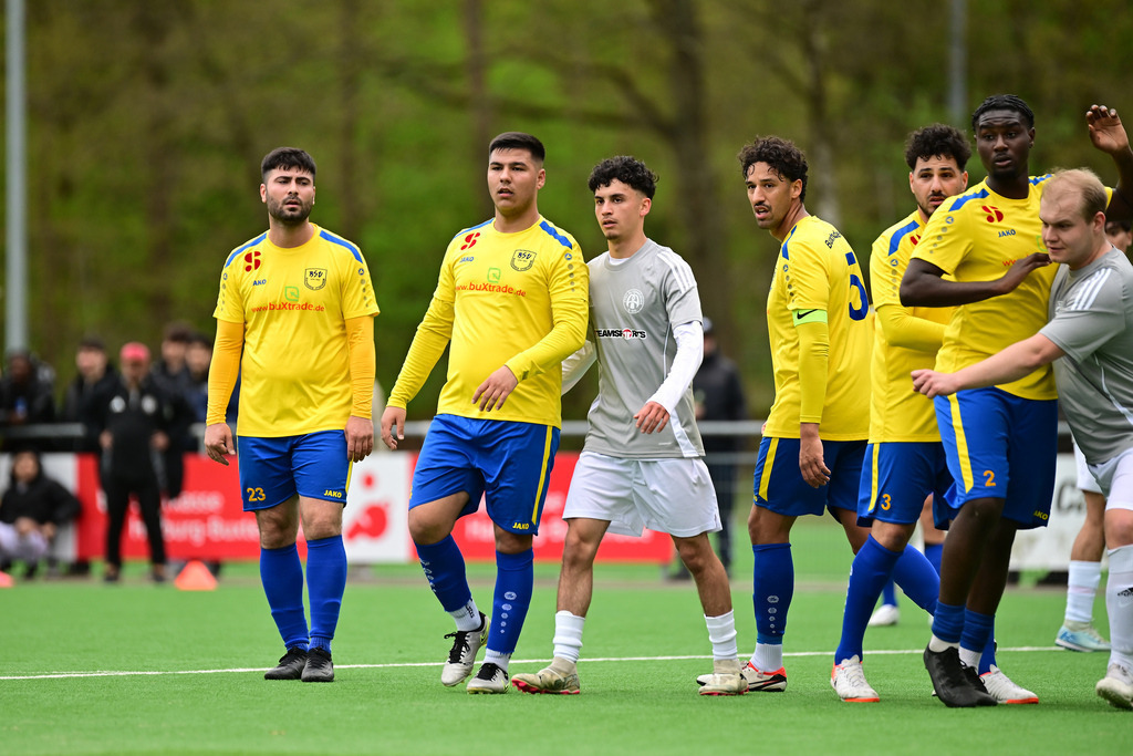 Fußball I Herren I Saison 2024-2025 I Kreisliga I 28. Spieltag I FTSV Altenwerder II - Buxtehuder SV | Der Sportfotograf. - Realisiert mit Pictrs.com