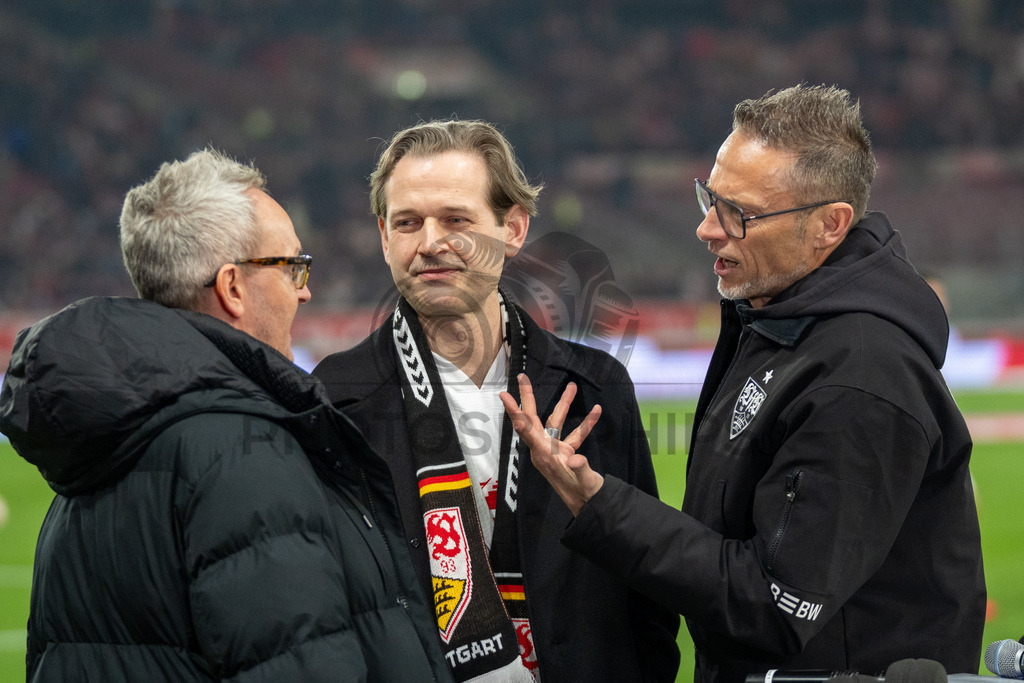 VfB Stuttgart vs. RB Leipzig, Fussball, 1. Bundesliga, 26. Spieltag, 15.03.2026 | Alexander Wehrle (Vorstandsvorsitzender VfB Stuttgart) mit Markus Korselt (Geschaeftsfuehrer Kammerorchester Stuttgart) und Holger Laser (Stadionsprecher VfB Stuttgart),VfB Stuttgart vs. RB Leipzig, Fussball, 1. Bundesliga, 26. Spieltag, 15.03.2026Foto: photosbyphips/Philip Ziegler