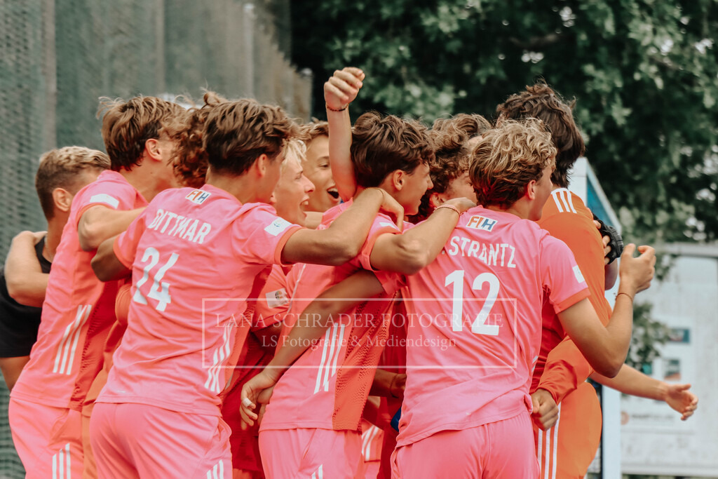 EM_MU18_F_GER-BEL_Lille_bearbeitet_Pokalbilder (2 von 137) | lanaschraderfotografie - Realisiert mit Pictrs.com