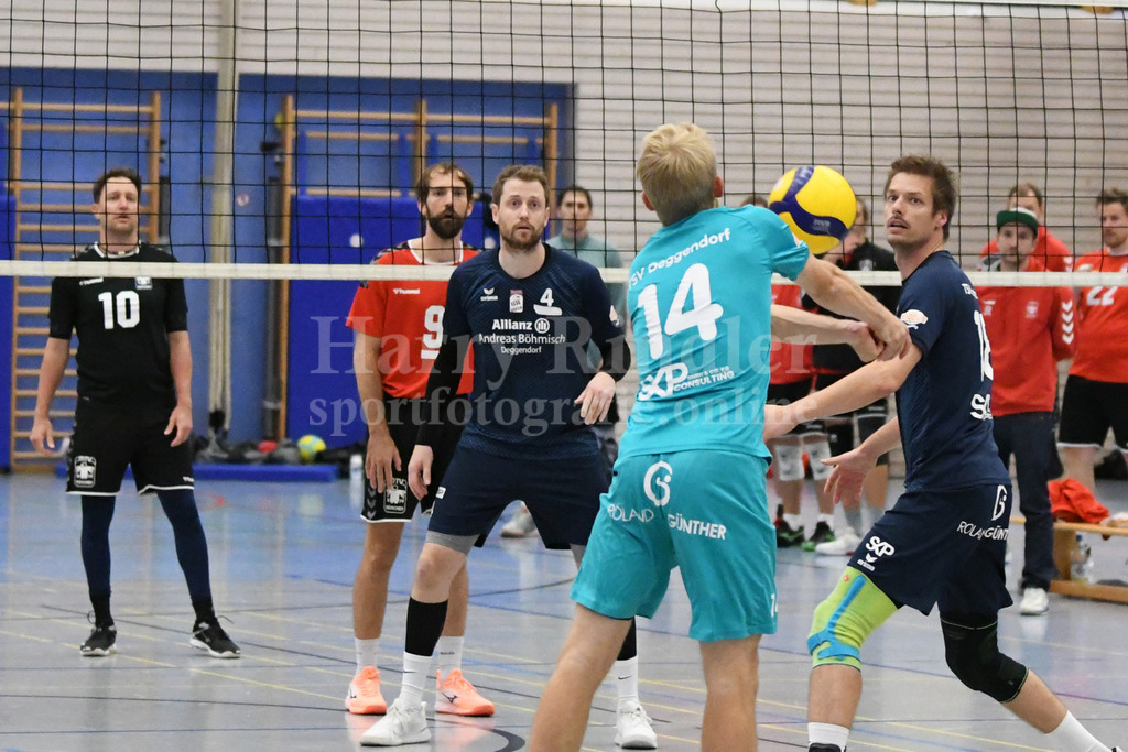 TSV 1861 Deggendorf : MTV München II | Matthias „Matze“ Schütze  (TSV Deggendorf Volleyball  #14) mit Johannes Schwarz  (TSV Deggendorf Volleyball  #4) und René Räbinger  (TSV Deggendorf Volleyball  #18) - Realisiert mit Pictrs.com
