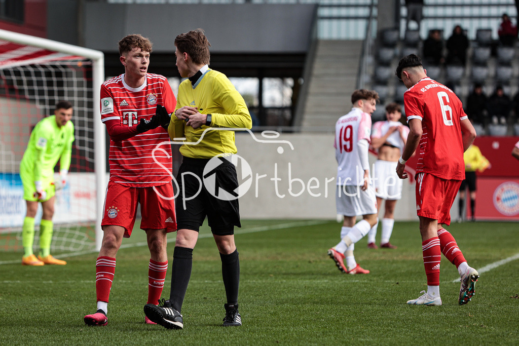 FC Bayern Muenchen U19 - FC Augsburg U19 | Paul WANNER (FCB #10) im Gespraech  mit Schiedsrichter Paul WERRMANN