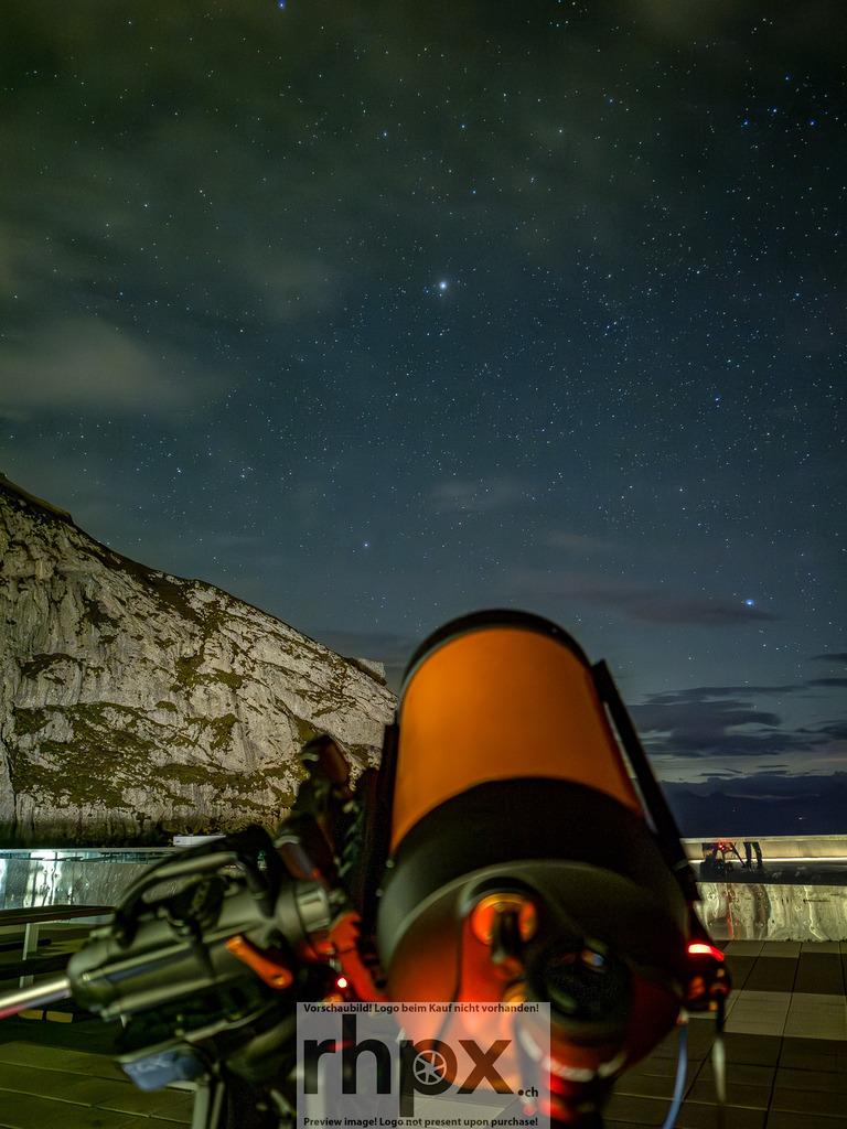 Astronomieabend am Pilatus / Astronomy Evening at Pilatus | Kosmos. Licht. Staunen.
Unter dem weiten Sternenzelt auf dem Pilatus versammeln sich Begeisterte, um in die Tiefen des Universums zu blicken. 


Cosmos. Light. Wonder.
Under the vast starry canopy on Mount Pilatus, enthusiasts gather to gaze into the depths of the universe. - Realisiert mit Pictrs.com