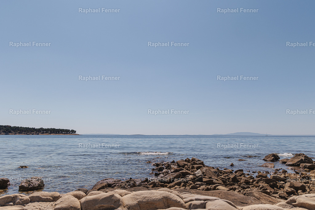 Karge Küste auf Rab – Blick in die Weite | Aufgenommen auf der Insel Rab in Kroatien. Die felsige Uferlinie zieht sich ruhig ins Bild, das klare Meer reicht bis zum Horizont. Eine minimalistische Küstenszene mit mediterraner Klarheit – perfekt für alle, die natürliche Motive und die Weite des Meeres lieben. Ideal als Fine Art Print für schlichte, moderne Räume.