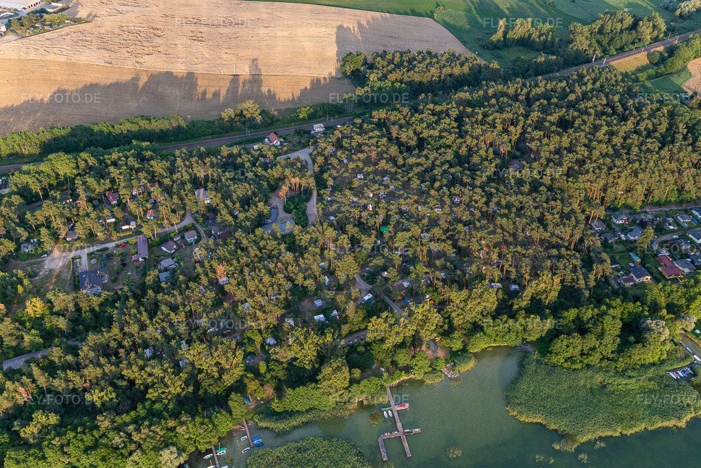 Camping am Oberuckersee http://www.camping-oberuckersee.de/ | Luftbild: Camping am Oberuckersee http://www.camping-oberuckersee.de/ im Ortsteil Warnitz in Oberuckersee im Bundesland Brandenburg in Deutschland. Foto: IMG_116279.jpg vom 17.07.2019 durch Werner Riehm/FLY-FOTO.de - Realisiert mit Pictrs.com