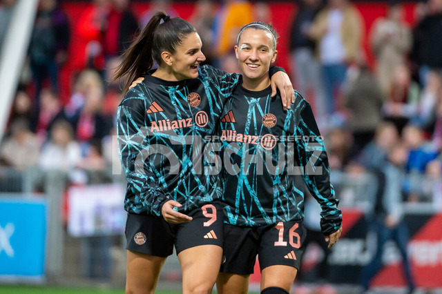 20241020NSZ_1388 | Viel Freude bei Jovana Damnjanovic (Bayern München,No.09) und Julia Zigiotti Olme (Bayern München,No.16) vor dem SpielDEU, Leverkusen, 20.10.2024 Fußball, Frauen, Google Pixel Frauen-Bundesliga, Saison 2024/2025, 7. Spieltag, Bayer 04 Leverkusen - FC Bayern MünchenDIE DFB-RICHTLINIEN UNTERSAGEN JEGLICHE NUTZUNG VON FOTOS ALS SEQUENZBILDER UND/ODER VIDEOÄHNLICHE FOTOSTRECKEN - Realisiert mit Pictrs.com
