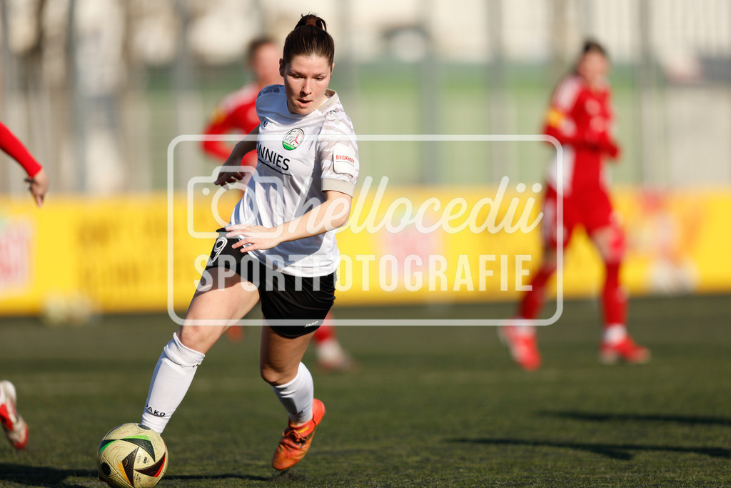 Fußball I Frauen I Saison 2025-2026 I Testspiel I FSV Gütersloh - SpVg Aurich-62 | Pauline Berning (19, FSV Gütersloh) - Realisiert mit Pictrs.com