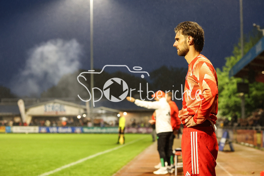 TSV Buchbach - FC Bayern Amateure | beobachtet das Spiel von aussen / Luca DENK (FCB #16)