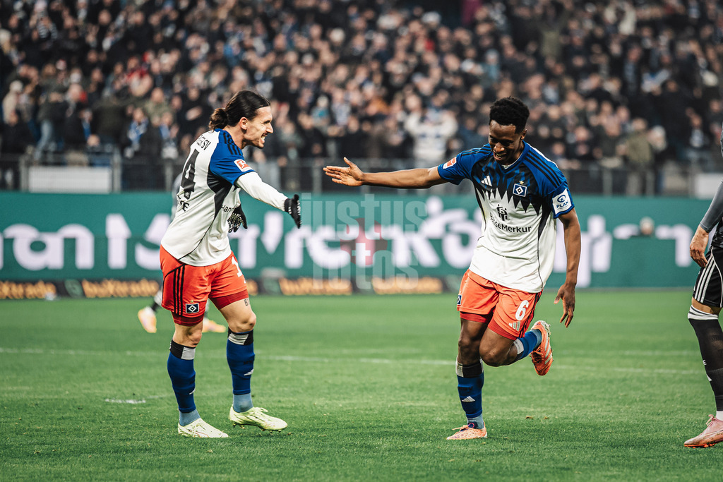 Fußball | Männer | Saison 2025/2026 | 1. Fußball-Bundesliga | 15. Spieltag | Hamburger SV vs. Eintracht Frankfurt | 20.12.2025 | Torjubel v.l. Rayan Philippe (#14, HSV) und Torschütze Albert Sambi Sambi Lokonga (#6, HSV)