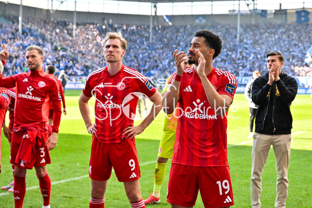 1. FC Magdeburg - Fortuna Düsseldorf | Die Spieler der Fortuna versammeln sich nochmal vorm Gaesteblock und bedanken sich bei den mitgereisten Fans / 2. Bundesliga: 1. FC Magdeburg - Fortuna Duesseldorf, Avnet-Arena am 18.05.2025 / DFL REGULATIONS PROHIBIT ANY USE OF PHOTOGRAPHS AS IMAGE SEQUENCES AND/OR QUASI-VIDEO /  Matthias ZIMMERMANN (Fortuna Duesseldorf 25), Vincent VERMEIJ (Fortuna Duesseldorf 9), Emmanuel IYOHA (Fortunda Duellesdorf 19)