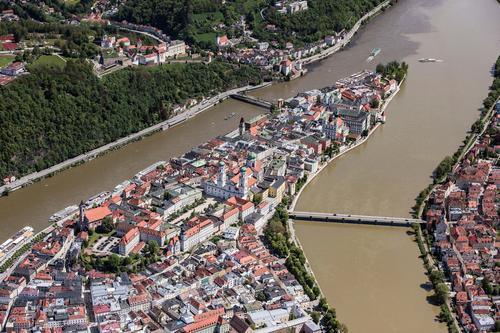 dr__0012571.jpg | PASSAU 11.05.2017 Die kreisfreie Universitätsstadt Passau im Bundesland Bayern. Aufgrund des Zusammenflusses der Flüsse Ilz, Inn und Donau, wird Passau auch "Dreiflüssestadt" genannt. // The university town of Passau in the state of Bavaria. Because of the junction of the rivers Ilz, Inn and Danube, Passau is also called "Three Rivers Town". Foto: Daniel Reiter
