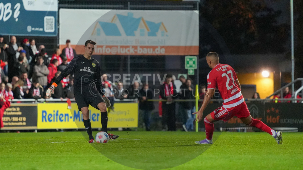 Fußball, Herren, Saison 2025/2026, Testspiel, Freundschaftsspiel, FSV 63 Luckenwalde vs. 1.FC Union Berlin, Mittwoch 08.10.2025, Werner-Seelenbinder-Stadion Luckenwalde, | Fußball, Herren, Saison 2025/2026, Testspiel, Freundschaftsspiel, FSV 63 Luckenwalde vs. 1.FC Union Berlin, Mittwoch 08.10.2025, Werner-Seelenbinder-Stadion Luckenwalde, Im Bild: Kevin Tittel (l. Luckenwalde) und Marin Ljubicic (r. Union) - Realisiert mit Pictrs.com