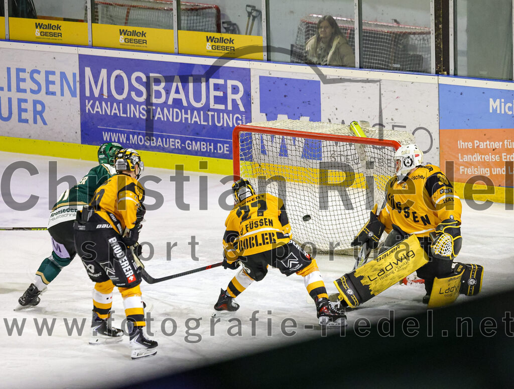2026-02-27_064_TSV_Erding_gegen_EV_Fuessen | Erding, Deutschland, 27.02.2026:Eishockey, Oberliga Süd 2025 / 2026, 51. Spieltag, TSV Erding gegen EV Füssen, Endergebnis: 2:4Maximilian Forster (Erding Gladiators, #81), Jakob Peukert (EV Füssen, #27), Torwart Timotej Pancur (EV Füssen, #30)Foto: Christian Riedel / fotografie-riedel.net