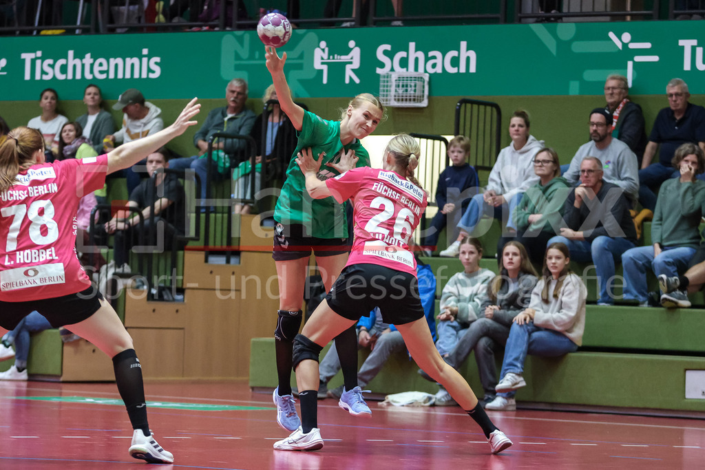 Handball, 2. Bundesliga Frauen, SV Werder Bremen - Füchse Berlin | v.li.: Emma Ruwe (SV Werder Bremen, 27) und Julie Lilholt (Füchse Berlin, 26) im Zweikampf, Duell, Spielszene, Aktion, Action