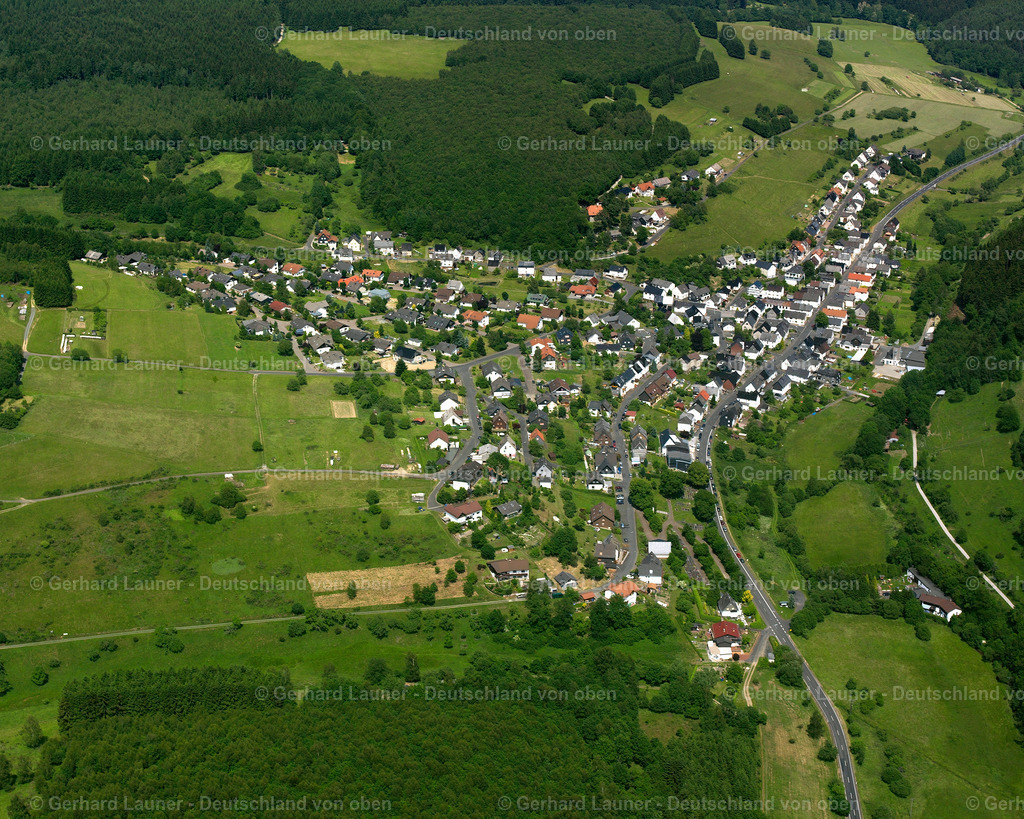 2611026 | OFFDILLN 09.06.2006 Landwirtschaftliche Nutzflächen und Feldgrenzen  umsäumen das Siedlungsgebiet des Dorfes in Offdilln im Bundesland Hessen, Deutschland // Agricultural land and field boundaries surround the settlement area of the village  in Offdilln in the state Hesse, Germany Foto: Gerhard Launer