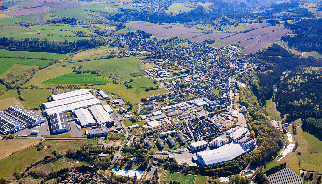 Luftbild: Ortsdansiche aus Westen mit Wiegand-Glashüttenwerke GmbH, LKW-Abfertigung Wiegand-Glas und PET-Verpackungen GmbH Deutschland in Verwaltungsgemeinschaft Großbre im Bundesland Thüringen in Deutschland.Foto: IMG_155280-Pano.jpg vom 02.05.2026 durch Werner Riehm/FLY-FOTO.deAuflösung des Originals: 6751 x 3874 pxWWW.WIEGAND-GLAS.DE