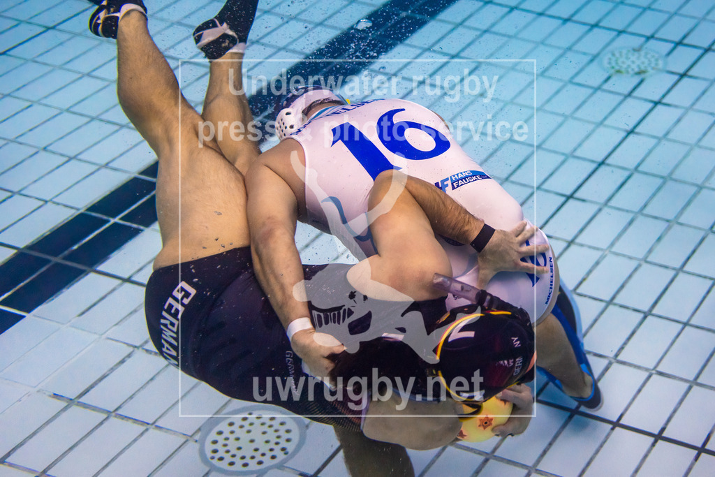 24. - 26.11.2023: Unterwasser-Rugby Champions Cup 2023  | Herren-Halbfinale: DUC Krefeld (Deutschland) in blau gegen Ålesund (Norwegen) in weiß. Zweikampf zwischen dem Norweger Aksel Michelsen (weiß #16) mit dem Krefelder Martin Meskes (blau #7). - Realisiert mit Pictrs.com