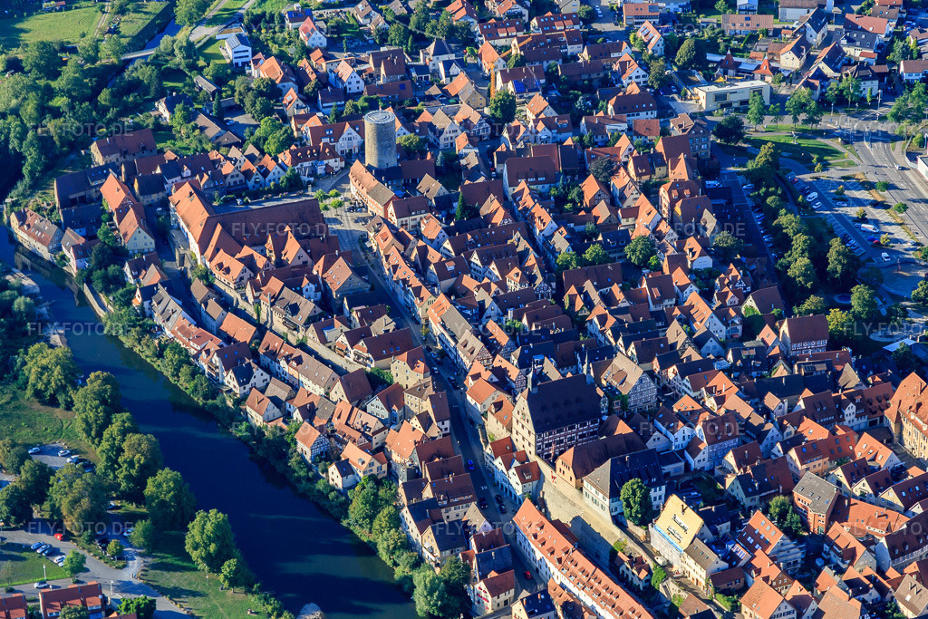 Luftbild: Historische Altstadt über der Enz mit Waldhornturm, Stadtmauer und Standesamt in Besigheim im Bundesland Baden-Württemberg in Deutschland. Foto: IMG_093524.jpg vom 22.08.2016 durch Werner Riehm/FLY-FOTO.de