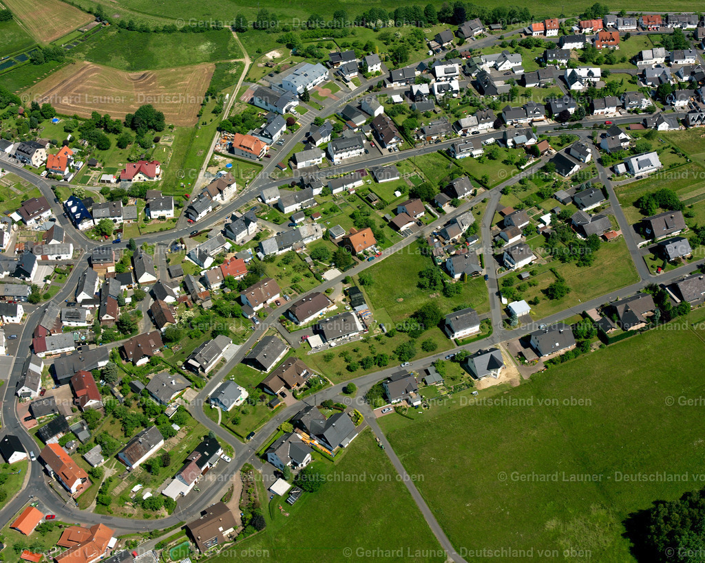 2611144 | STEINBACH 09.06.2006 Wohngebiet einer Einfamilienhaus- Siedlung  in Steinbach im Bundesland Hessen, Deutschland // Single-family residential area of settlement  in Steinbach in the state Hesse, Germany Foto: Gerhard Launer
