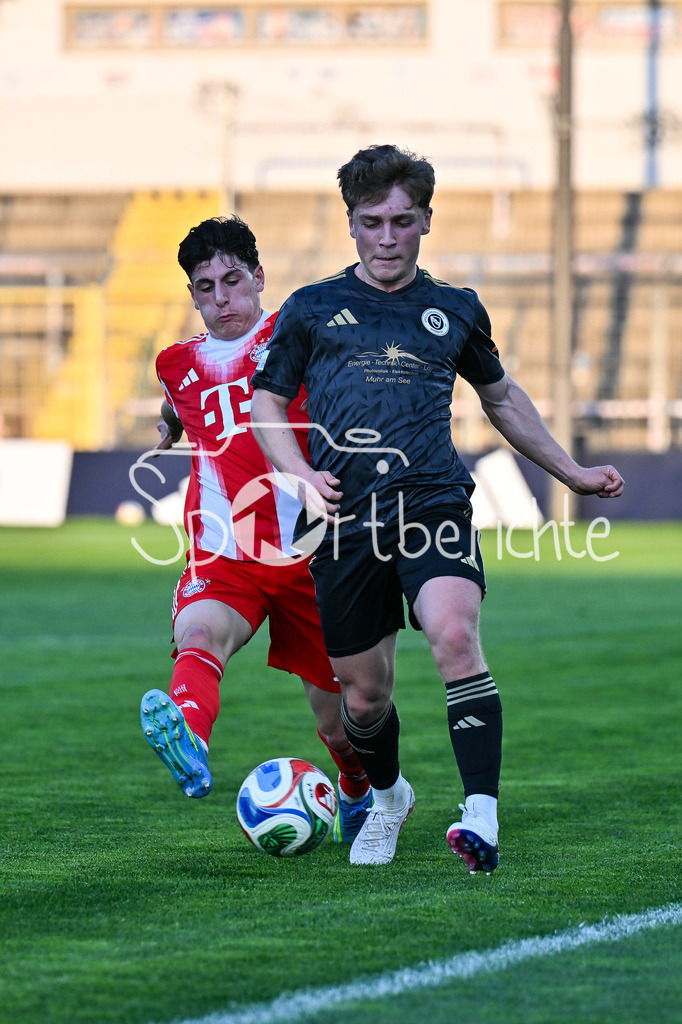 FC Bayern Amateure - SpVgg Ansbach | MUNICH, GERMANY - 17. APRIL: im Duell Deniz OFLI (FC Bayern München II 3) und Nico HAYER (SpVgg Ansbach 28) während dem Match zwischen den Amateuren des FC Bayern München und der SpVgg Ansbach am 29. Spieltag der Regionalliga Bayern im Grünwalder Stadion