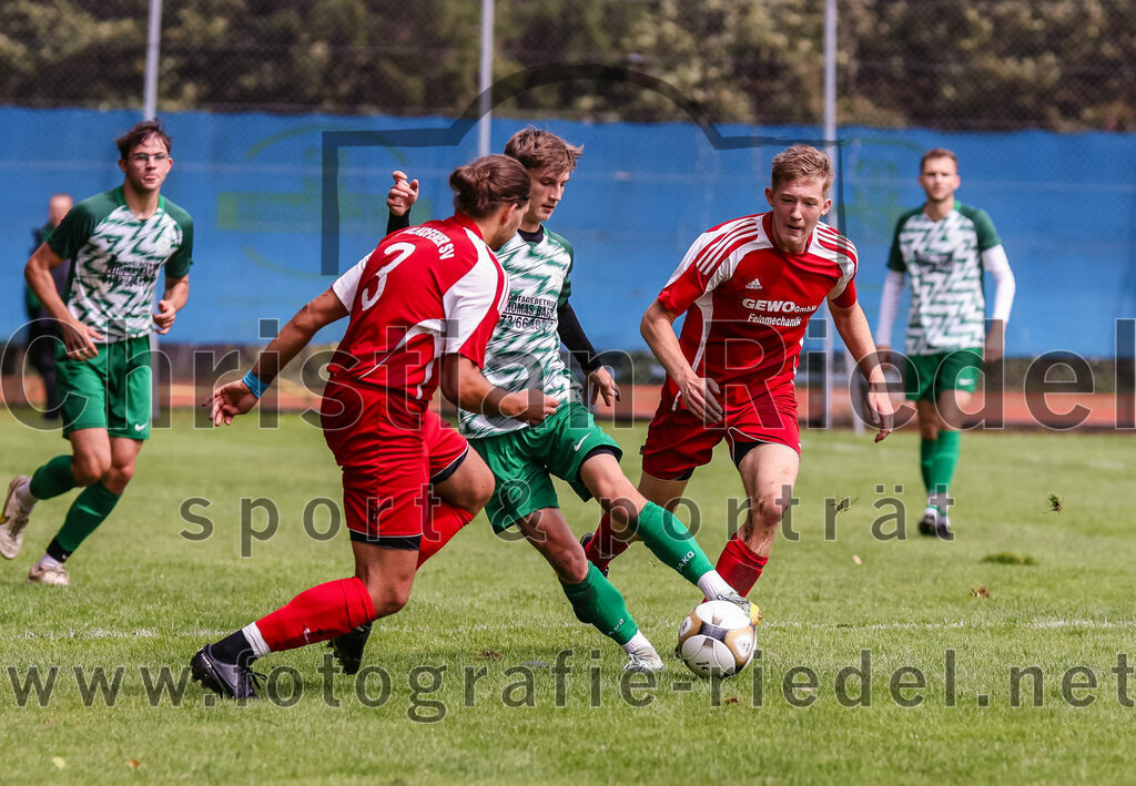 2023-08-06_044_SpVgg_Neuching_gegen_SG_Hoerlkofen-Woerth | Neuching, Deutschland, 06.08.2023:
Fußball, A-Klasse 2023 / 2024, 1. Spieltag, SpVgg Neuching gegen SG Hörlkofen/Wörth, Endergebnis: 0:0

Moritz Neumann (SG Hörlkofen/Wörth, #3), Sven Wagner (SpVgg Neuching, #7), Jakob Englhart (SG Hörlkofen/Wörth, #8)

Foto: Christian Riedel / fotografie-riedel.net