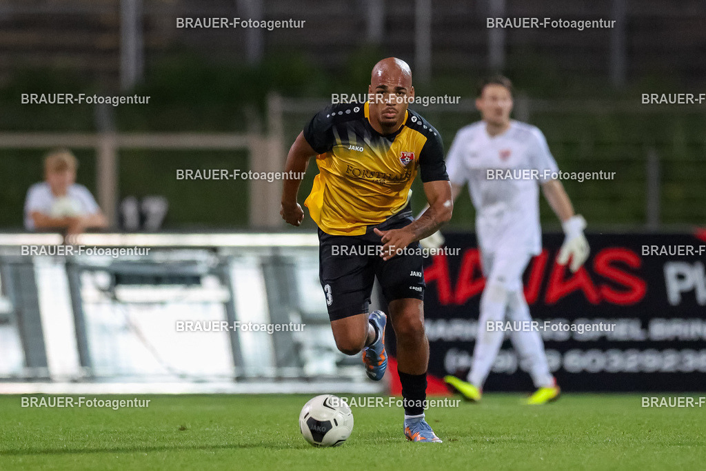 SB_KFCBAU_20250815_5422.JPG -  - KFC Uerdingen - SF Baumberg - Oberliga Niederrhein | Krefeld, Deutschland, 15.08.25: Anthony Oscasindas (KFC Uerdingen) in Aktion, am Ball, Einzelaktion während des Oberliga Niederrhein Spiels zwischen KFC Uerdingen - SF Baumberg in der Grotenburg Stadion am 15. August 2025 in Krefeld, Deutschland. (Foto von Stefan Brauer/Brauer-Fotoagentur)