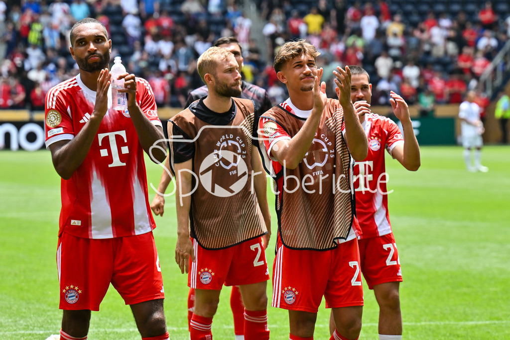 FC Bayern München - TQL Stadium | Die Spieler der Bayern verabschieden sich von den mitgereisten Fans / Symbolbild / Freude / Jubel / FIFA Club World Cup: FC Bayern Muenchen - Auchkland City FC, TQL Stadium am 15.06.2025 / BLD / ZDF / NOT FOR SALE IN USA / Jonathan TAH (FC Bayern Muenchen 4)