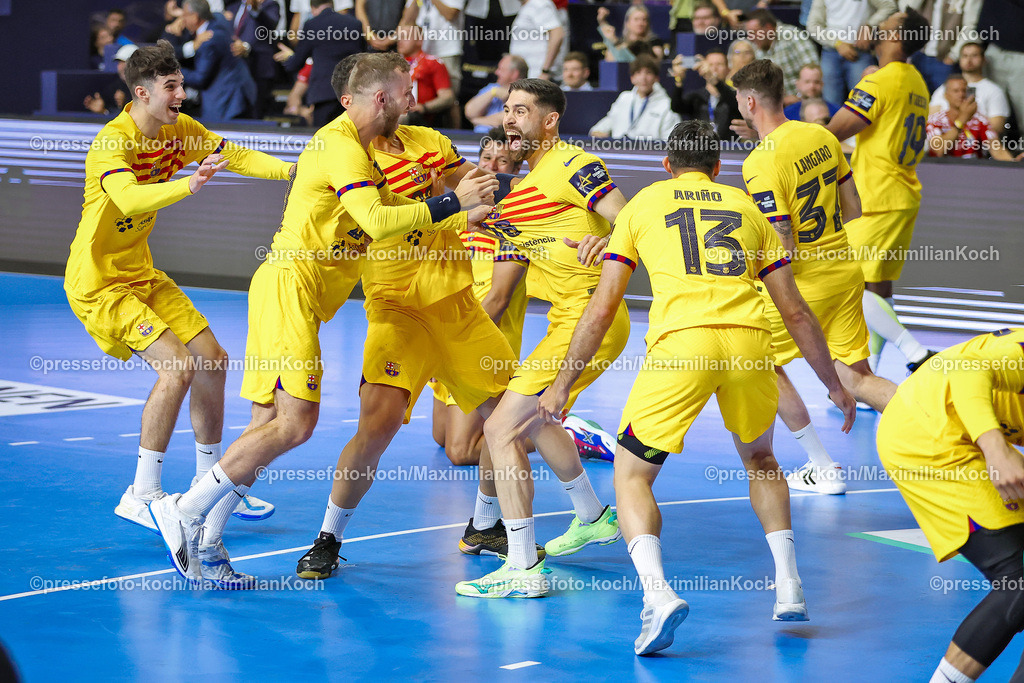 KoeEHF09062402071 | 09.06.2024, Köln, Handball, TruckScout24 EHF FINAL4, Machineseeker Champions League Men, Lanxess-Arena, Finale, Aalborg Handbold - FC Barcelona: Abschlussjubel nach dem 31:30 Sieg vom FC Barcelona. Die Mannschaft liegt sich jubelnd in den Armen. 
