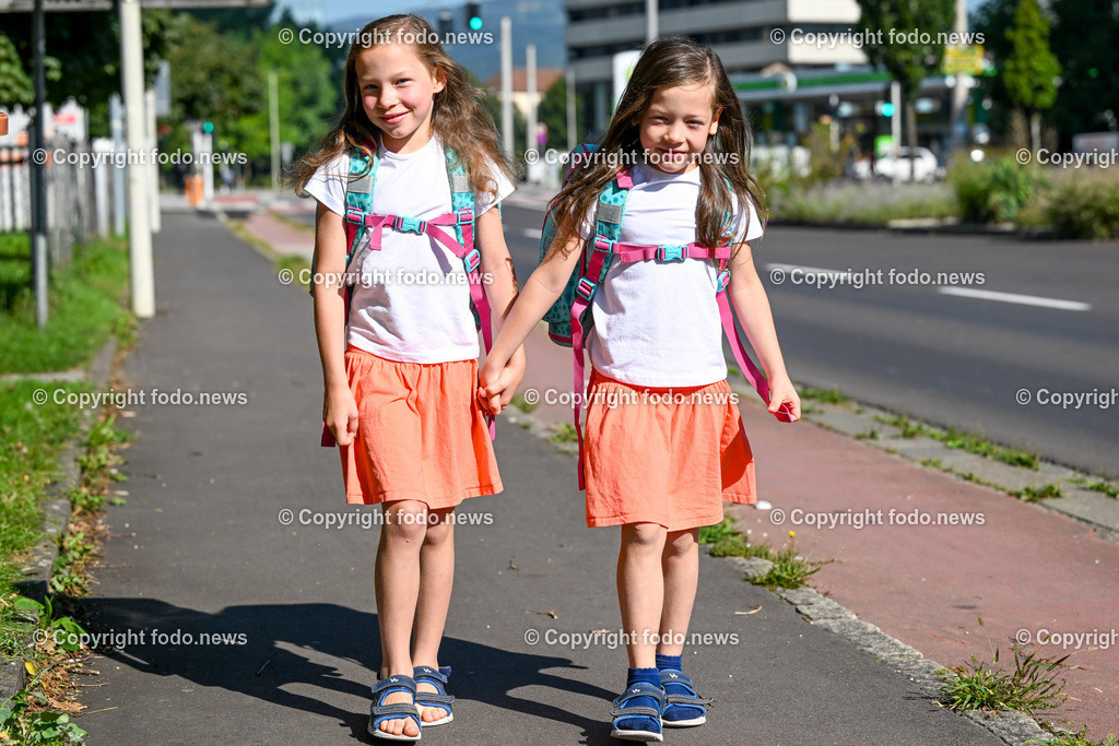 Bildungsdirektion Linz_ Schulstart_ 06.09.2023-14 | 06.09.2023, Linz, AUT, Bildungsdirektion Linz, Schulstart 2023, im Bild die Schulanfaengerinnen Alisa und Elena (beide 7, Zwillinge) am Schulweg